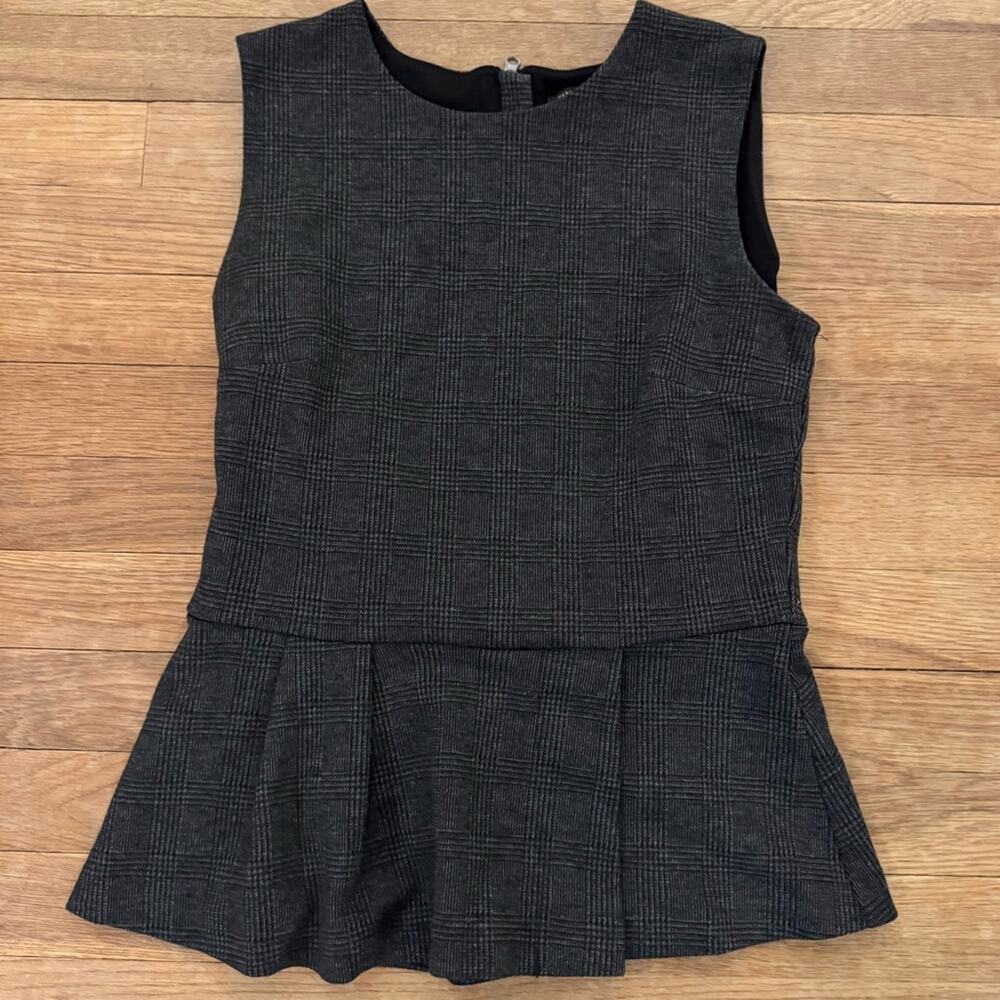 Banana Republic gray black plaid sleeveless peplum sweater blouse top size 4
b6